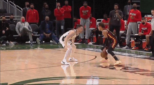 网球-“鹿怒症”！雄鹿半场打花老鹰 强势回应抖肩吹扬